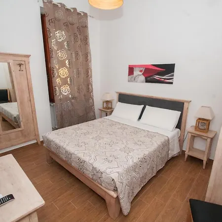 Family House 住宿加早餐酒店 3*