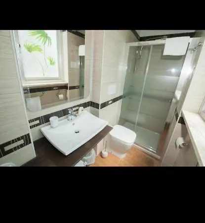 Family House 住宿加早餐酒店 3*